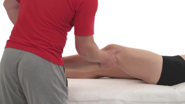 Massagista Fazendo Testes Funcionais Articulação Joelho Para Mulher Isolado Sobre — Vídeo de Stock