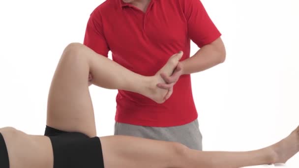 Retrato Fisioterapeuta Fazendo Testes Funcionais Articulação Joelho Para Mulher Isolado — Vídeo de Stock