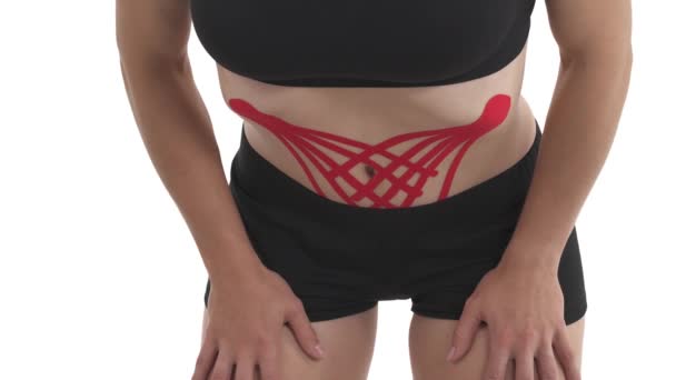 婦人科テープで胃の真空運動をしている女性のフロントビューポートレート 白地に隔離された — ストック動画