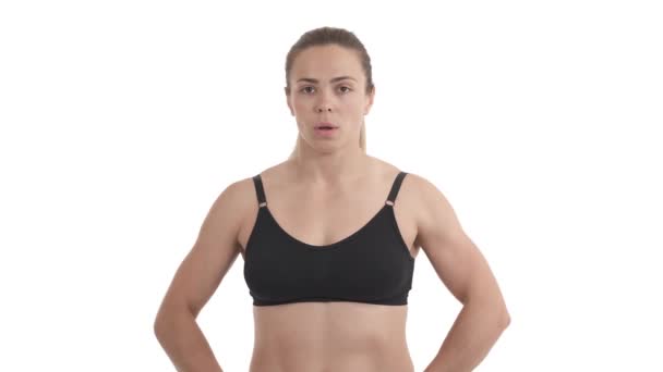Πορτρέτο Της Ξανθιάς Αθλήτρια Κάνει Μυϊκή Άσκηση Ώμο Ζώνες Βρόχο — Αρχείο Βίντεο