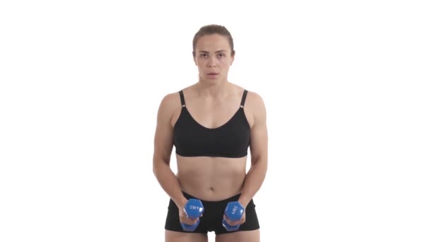 金发女运动员用哑铃训练三角肌的前视图画像 因白人背景而被隔离 — 图库视频影像