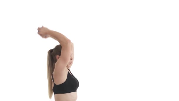 Sidovy Porträtt Overhead Triceps Förlängning Med Hantlar Isolerad Vit Bakgrund — Stockvideo