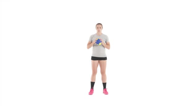 Καυκάσια Αθλήτρια Χτυπάει Μπάλα Στο Πάτωμα Κατά Διάρκεια Της Προπόνησης — Αρχείο Βίντεο