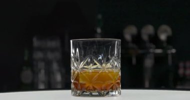 Bardakta buzlu, bardakta limonlu viski. Tanınmayan barmen alkollü içeceğe buz koyuyor. Buzlu viski kokteyli hazırlıyorum. Bokeh etkisi