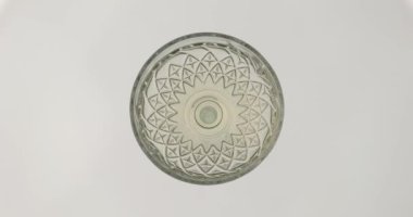 Eski moda kokteyl bardağının üst görüntüsü. Martini içeceği çubukta yabanmersini ile süslenir. Beyaz arkaplanda izole.