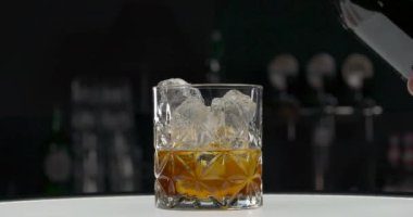 Jack ve kola kokteyli hazırlanıyor. Tanımlanamayan barmen viskiyle kolayı karıştırıyor. Alkollü içecek servisi. Buzlu bardağa viski, buz küpleri ve limonlu soda dolduruyorum. Bokeh etkisi