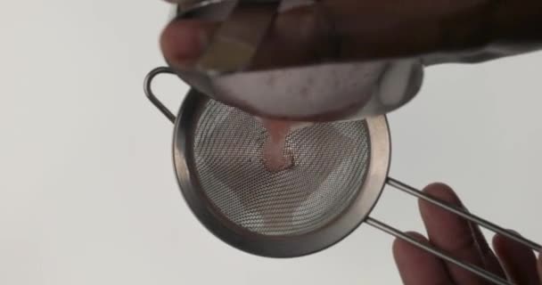 Processo Preparazione Cocktail Bacche Barista Irriconoscibile Che Versa Del Liquido — Video Stock