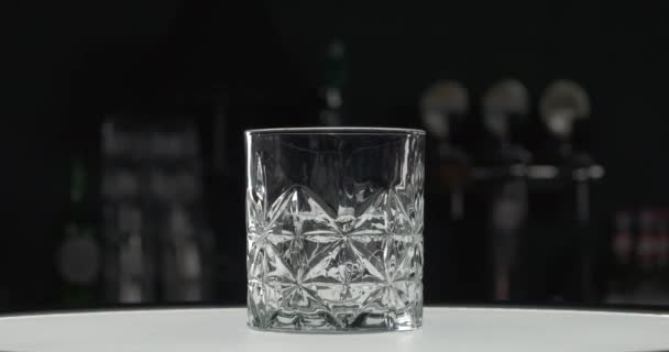 Golden Whisky Eller Whisky Häller Stenar Glas Från Flaskan Alkoholhaltig — Stockvideo