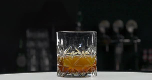 Bicchiere Rocce Con Whisky Dorato Con Limone Bar Barista Irriconoscibile — Video Stock