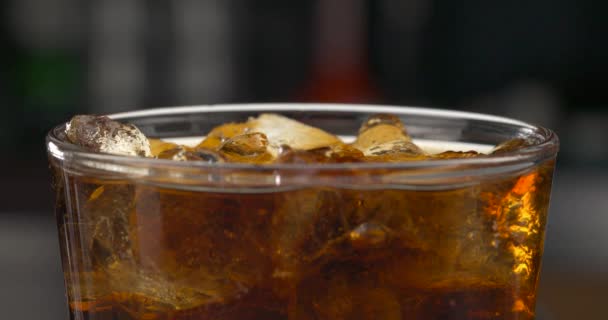 Nahaufnahme Eines Glases Mit Perlender Flüssigkeit Und Eiswürfeln Unerkennbarer Barkeeper — Stockvideo