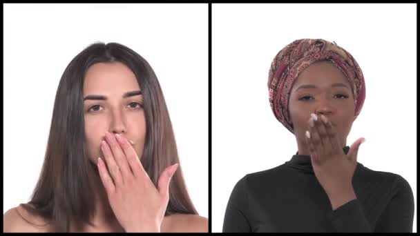 空気のキスを送信する2人の美しい多人種の女性の垂直コラージュ ボディランゲージとジェスチャーの概念 肯定的な感情 — ストック動画