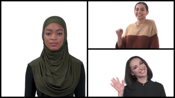 Collage Tre Multiracial Unga Kvinnor Viftande Händer Ler Glatt Säger — Stockvideo