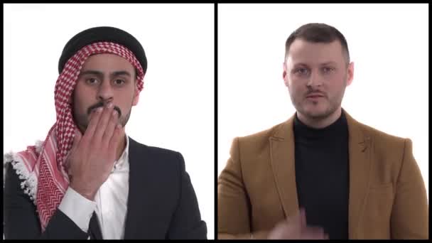 Verticale Collage Van Twee Multiraciale Jongemannen Die Luchtkusjes Sturen Lichaamstaal — Stockvideo