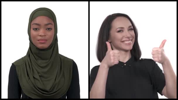 Verticale Collage Van Twee Millenniale Multiraciale Vrouwen Die Duimen Laten — Stockvideo