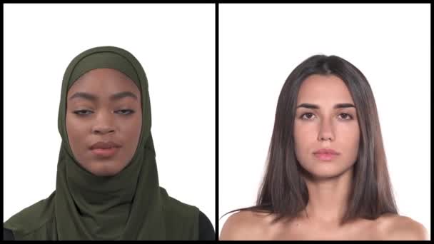 Kaukasiska Och Afrikanska Kvinnor Håller Pekfingret Läpparna Håller Hemligt Koncept — Stockvideo