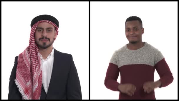 Zbliżenie Dwóch Tysiącletnich Mężczyzn Wkładających Ręce Kształt Serca Język Ciała — Wideo stockowe