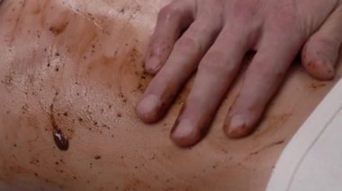 Çikolata paketleme işlemi sırasında güzel bayan müşterilere masaj yapan terapistin yakın çekimi. Spa ve aromaterapi kavramı