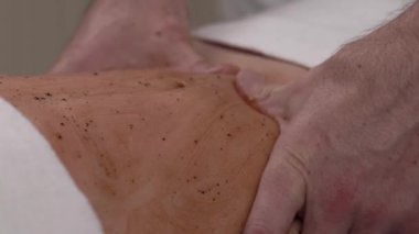 Masör, genç bayan müşterisine çikolata paketi yapıyor. Yakın çekim gösteri videosu