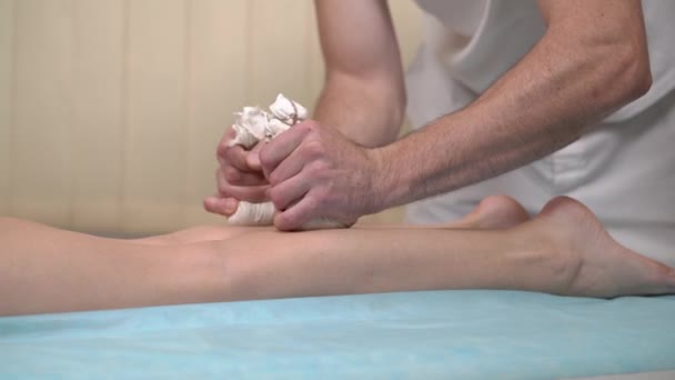 Zbliżenie Męskiego Terapeuty Masującego Kobiece Nogi Pośladki Leczenie Cellulitem Strzał — Wideo stockowe