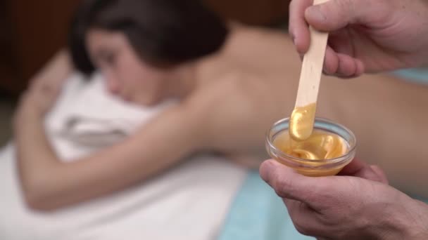 Närbild Manlig Terapeut Som Masserar Kvinnliga Patienters Ben Och Skinkor — Stockvideo
