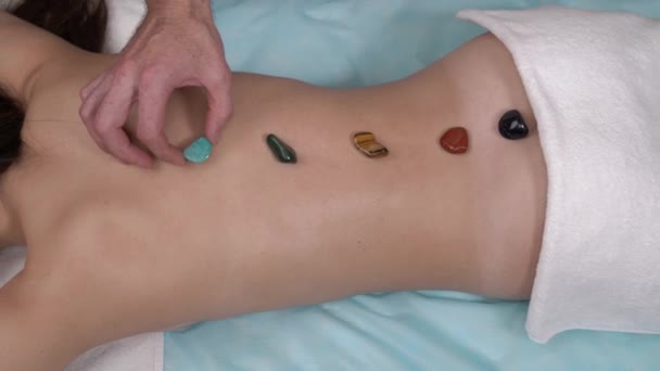 Close Terapeuta Masculino Massageando Pacientes Sexo Feminino Pernas Nádegas Tratamento — Vídeo de Stock
