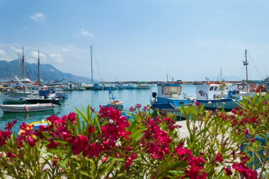 Yunanistan 'ın Dodecanese kentindeki Kos adasının güney kıyısındaki güzel Kadamena Limanı.