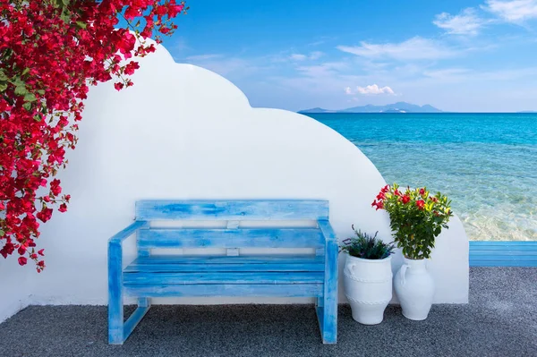 Kolory Grecji Ławką Przed Ścianą Widokiem Piękne Morze Śródziemne — Zdjęcie stockowe