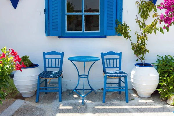 Typický Řecký Venkovní Stále Žijí Modrým Stolem Židlemi Přední Části — Stock fotografie
