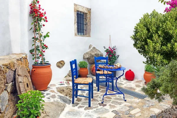 테이블 의자와 식물과 테라스를 보여주는 전형적인 그리스 스타일 — 스톡 사진