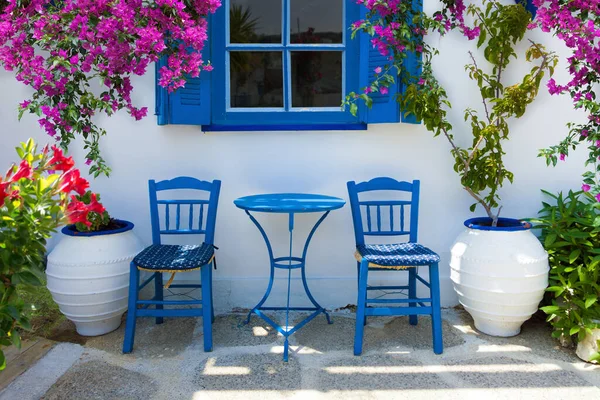Tradycyjne Greckie Domu Zewnątrz Dekoracje Przodu Podwórko Grecki Styl Stół — Zdjęcie stockowe