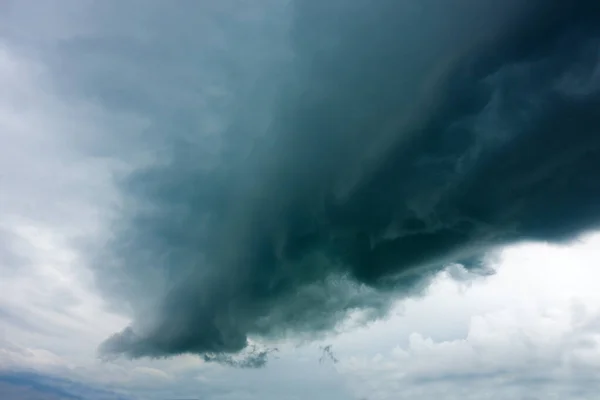 Uma Nuvem Ameaçadora Escura Mostrando Uma Tempestade Severa Que Vai — Fotografia de Stock