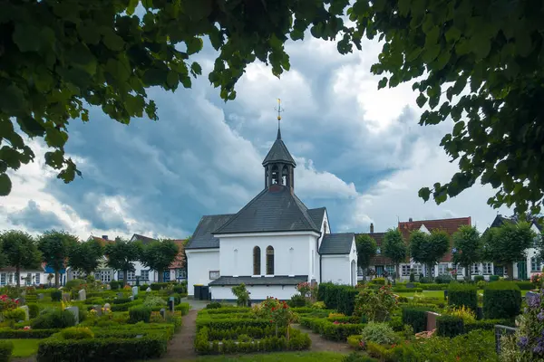 Het Kerkhof Het Centrum Van Holm Omgeven Door Oude Huizen — Stockfoto