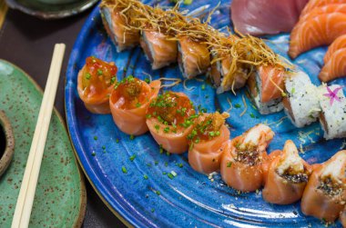 Zarif bir mavi tabakta Japon suşisi karışımı..