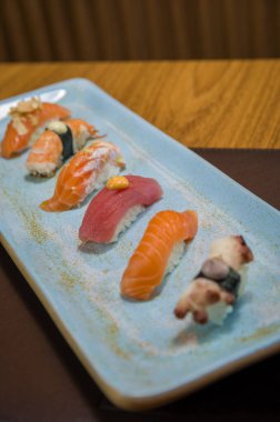 Zarif bir tabakta özel Japon suşisinin (niguiri) karışımı..