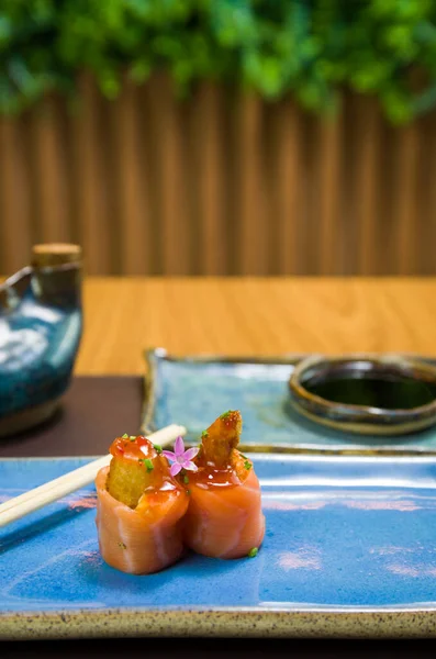 Combiné Différents Sushis Japonais Sur Une Élégante Assiette Bleue — Photo