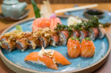 Zarif bir mavi tabakta Japon suşisi karışımı..