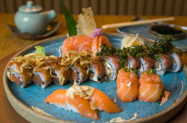 Zarif bir mavi tabakta Japon suşisi karışımı..