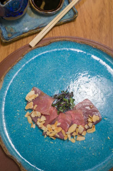 Νόστιμη Premium Τόνο Σασίμι Τοποθετημένα Ένα Κομψό Χειροποίητο Πιάτο — Φωτογραφία Αρχείου