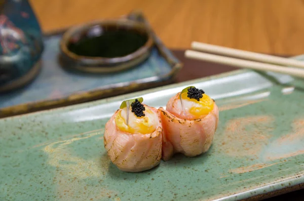 Combinato Diversi Sushi Giapponese Elegante Piatto Blu — Foto Stock