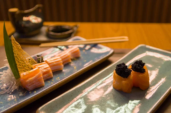 Combinado Diferentes Sushi Japonés Elegante Plato Azul —  Fotos de Stock