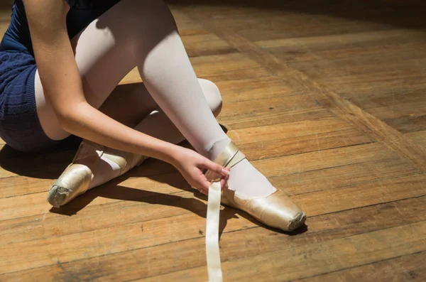 Balerină Tânără Sau Dansatoare Care Pun Papuci Balet Podeaua Teatrului Imagini stoc fără drepturi de autor