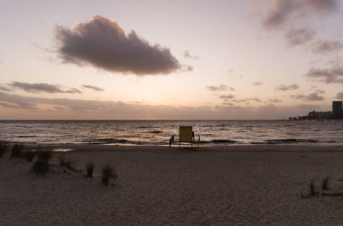 MONTEVIDEO, URUGUAY - 29 Aralık 2023: Montevideo, Uruguay 'daki Ramirez plajında güzel bir gün batımı.