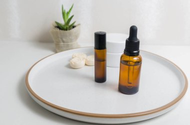 Kozmetik ambalaj. Tabakta dekorasyonlu farklı kozmetikler var. Cilt bakımı kavramı.