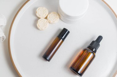 Kozmetik ambalaj. Tabakta dekorasyonlu farklı kozmetikler var. Cilt bakımı kavramı.