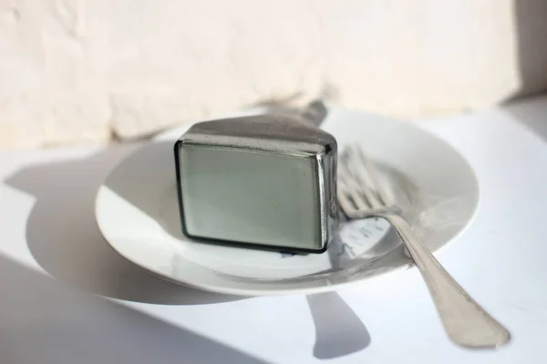 Bir tabak üzerinde televizyon kineskopu
