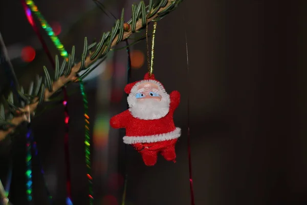 Noel Baba 'nın oyuncağı Noel ağacında asılı