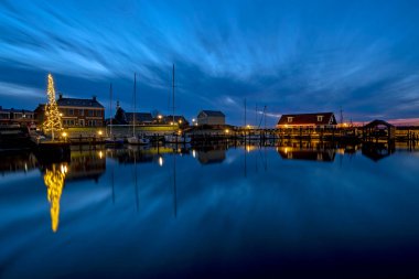 Geleneksel Hindeloopen şehri Noel zamanı Hollanda, Friesland 'da gün batımında.