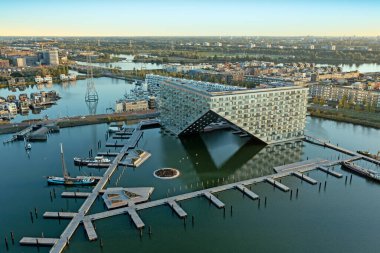 Gün batımında Hollanda, IJburg Amsterdam 'daki Sluishuis' den kalkan hava aracı.