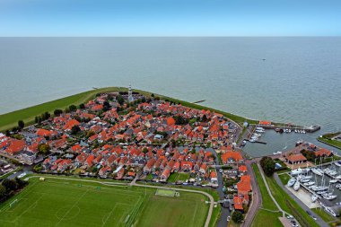 Hollanda 'daki IJsselmeer' deki geleneksel Hindeloopen köyünden gelen hava aracı.