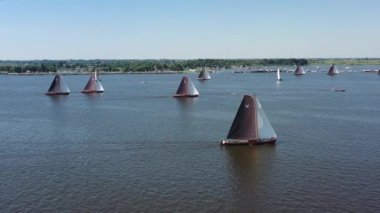 Hollanda 'daki Sneekermeer' de skutsjessilen 'den yarışma